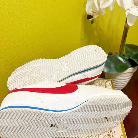 Size 7 US Women’s Nike Sneaker - Picture 2 of 6